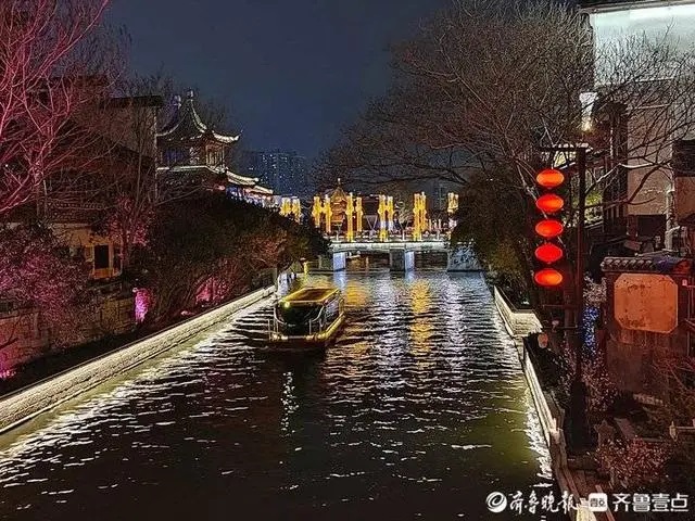 在参观完拉贝故居后,马英九登上车并打开车窗,向一旁的市民大声喊:“你们好!”市民们随即热情回应:“马 ... 在参观完拉贝故居后,马英九登上车并打开车窗,向一旁的市民大声喊:“你们好!”市民们随即热情回应:“马 ...