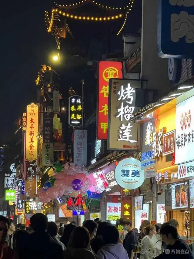 长沙素以“夜市”繁华而出名。除了太平街,附近的坡子街、像东瓜山、四方坪、渔人码头、扬帆夜市都是长沙颇 ... 长沙素以“夜市”繁华而出名。除了太平街,附近的坡子街、像东瓜山、四方坪、渔人码头、扬帆夜市都是长沙颇 ...