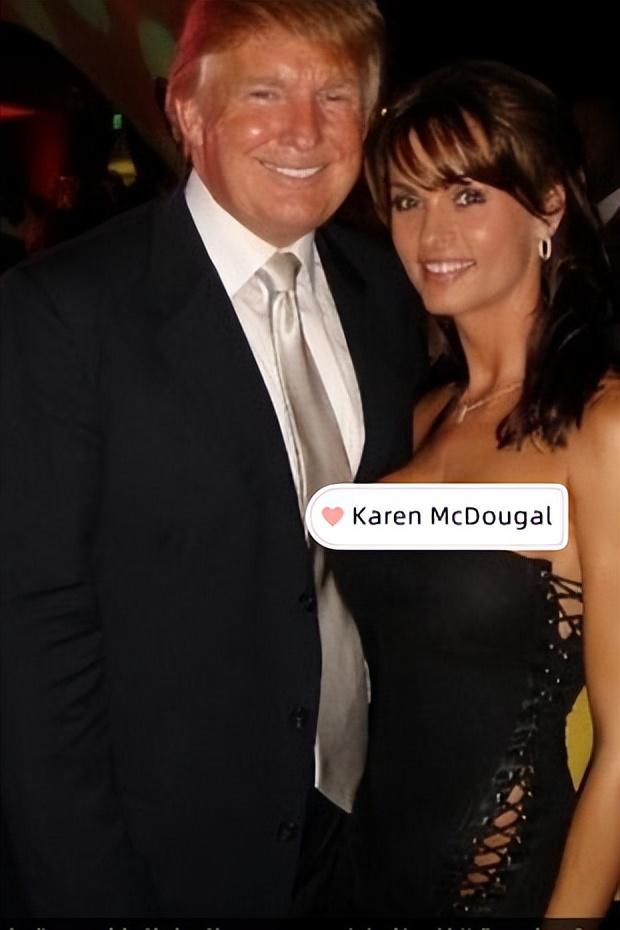 前《花花公子》模特凯伦·麦克杜格尔(Karen McDougal) 前《花花公子》模特凯伦·麦克杜格尔(Karen McDougal)