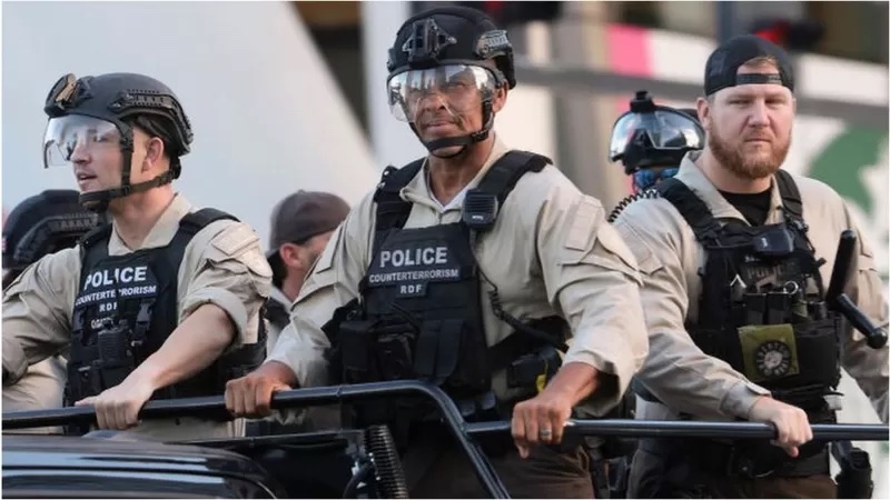 特朗普出庭当日,执法人员在法庭外戒备。 特朗普出庭当日,执法人员在法庭外戒备。