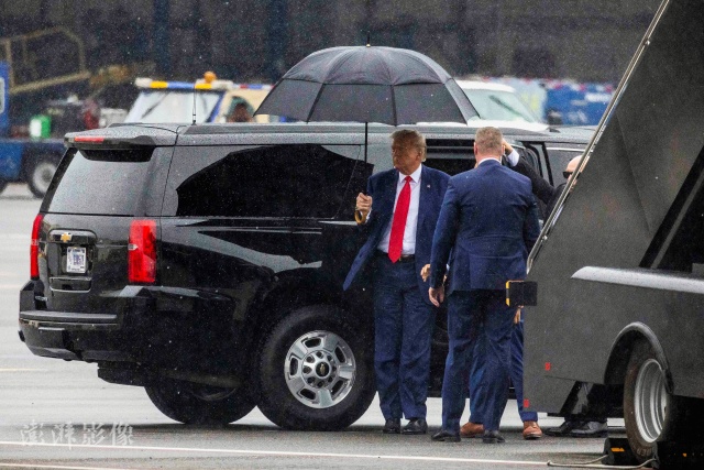 当地时间8月3日,美国前总统特朗普抵达华盛顿特区地方法院 当地时间8月3日,美国前总统特朗普抵达华盛顿特区地方法院