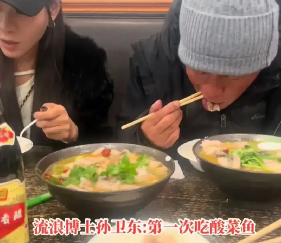 流浪博士还第一次在美国吃到了酸菜鱼,和一位美女同胞共同面对镜头 流浪博士还第一次在美国吃到了酸菜鱼,和一位美女同胞共同面对镜头