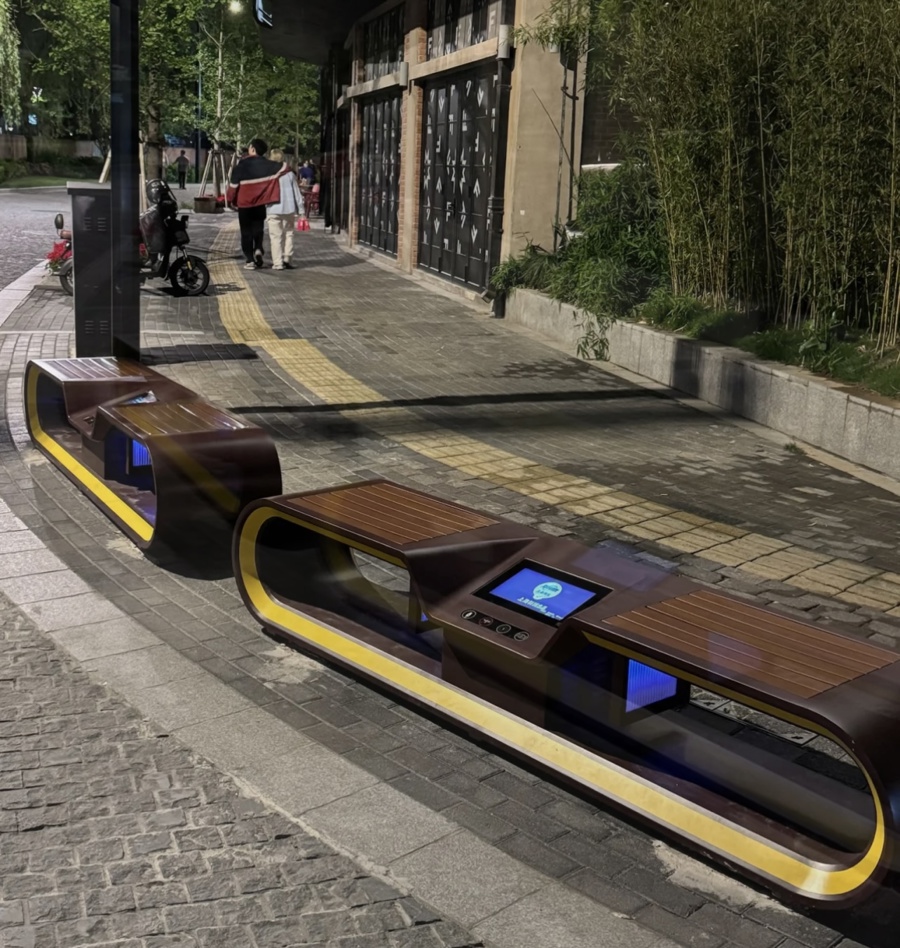 北苏州河路四行仓库对面的公共座椅也可以充电 北苏州河路四行仓库对面的公共座椅也可以充电