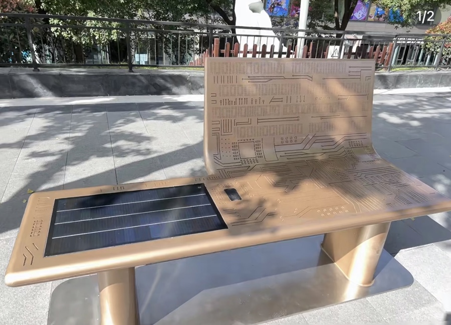 世博源的公共座椅可充电 世博源的公共座椅可充电