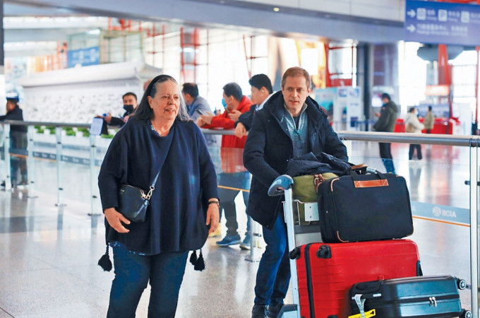 旅客飞抵北京国际机场