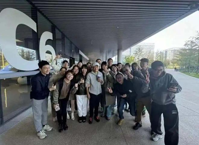 马云现身阿里园区,现场一片沸腾 马云现身阿里园区,现场一片沸腾