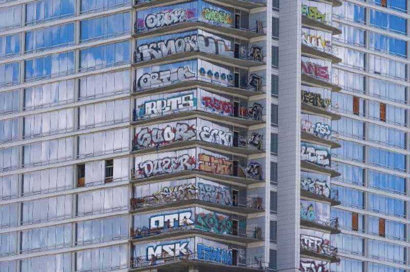 泛海控股在洛杉矶开发建造的泛海广场烂尾楼遭涂鸦 泛海控股在洛杉矶开发建造的泛海广场烂尾楼遭涂鸦