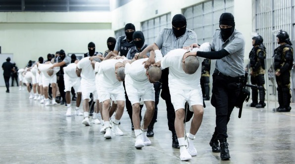 数百名暴力罪犯被驱逐出境 数百名暴力罪犯被驱逐出境