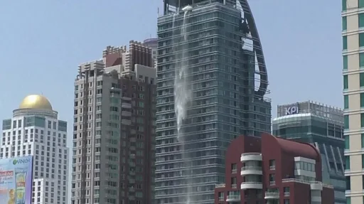 Earthquake turns rooftop pool into waterfall over Bangkok highrise Earthquake turns rooftop pool into waterfall over Bangkok highrise
