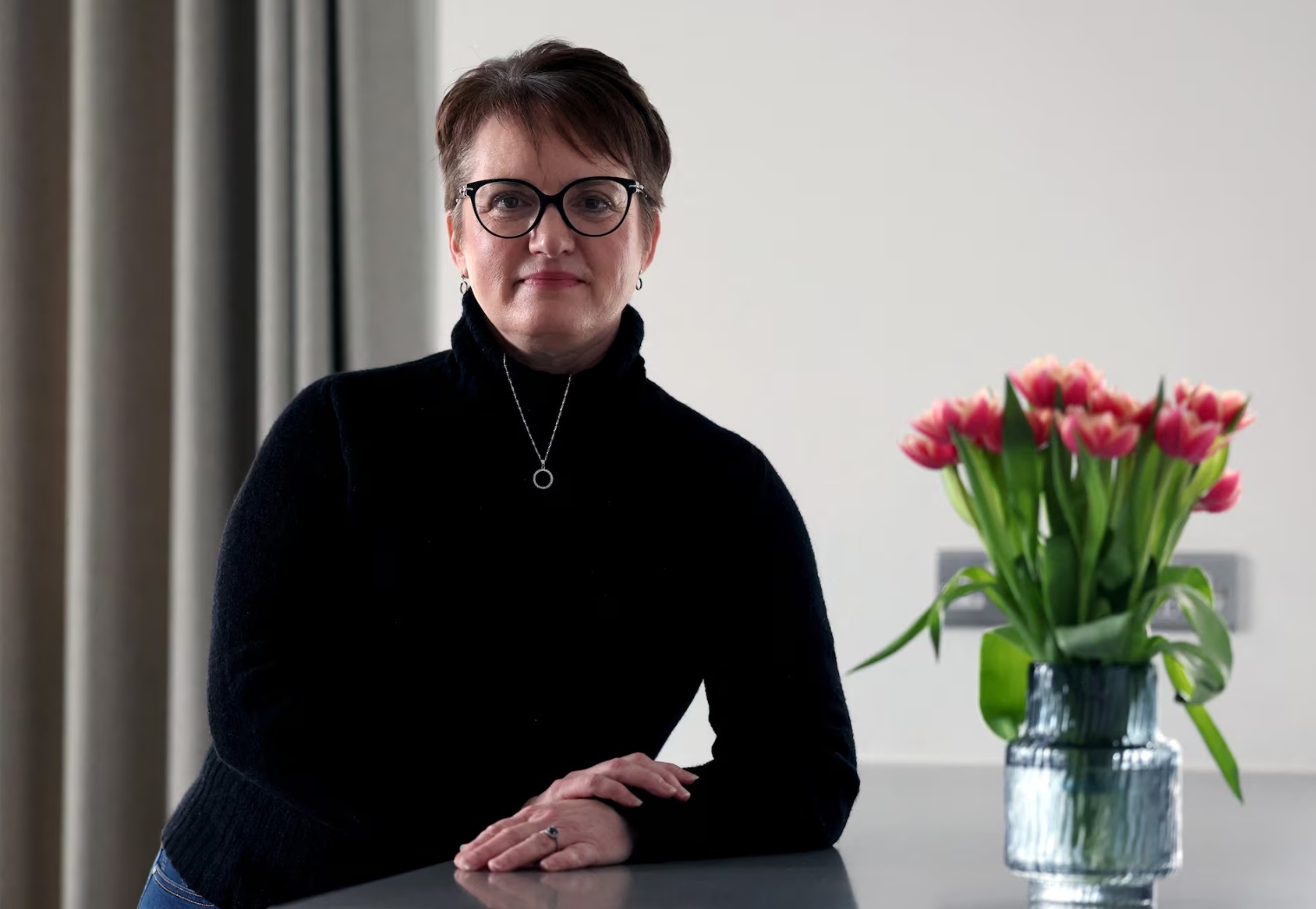 美国公民温迪·纽曼 (Wendy Newman) 在英国伦敦的家中摆姿势拍照 美国公民温迪·纽曼 (Wendy Newman) 在英国伦敦的家中摆姿势拍照