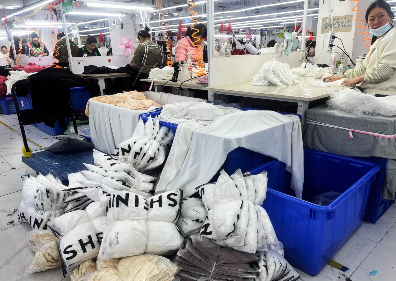 广州一家工厂的工人们在生产线上为 Shein 生产服装 广州一家工厂的工人们在生产线上为 Shein 生产服装