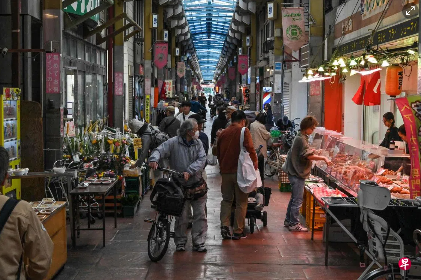 日本东京三之轮购物区的商店和餐馆 日本东京三之轮购物区的商店和餐馆