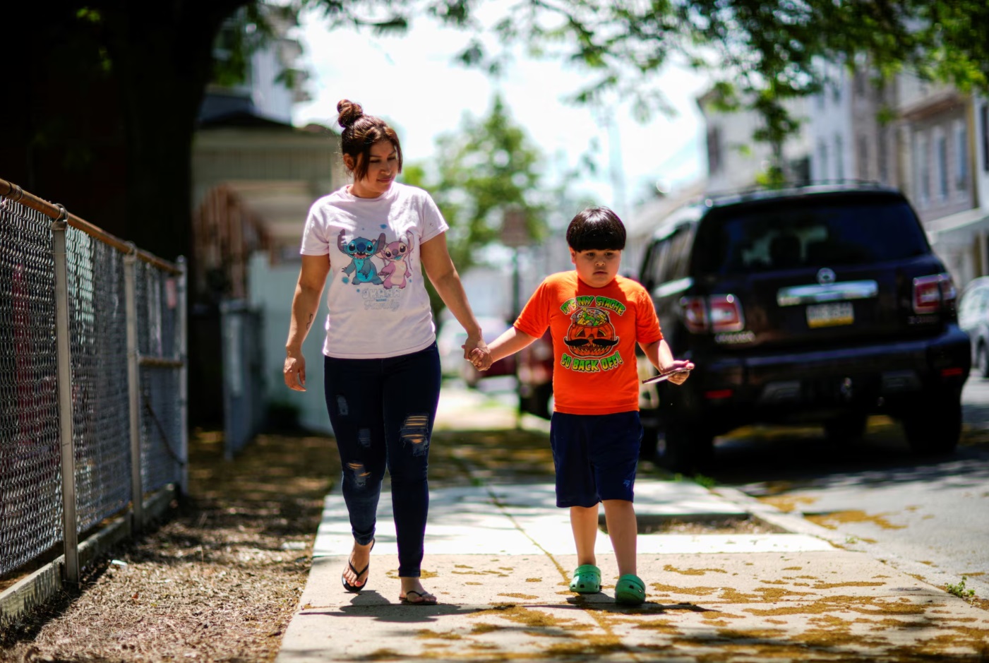 温迪·伊丽莎白·奥尔蒂斯·埃尔南德斯 (Wendy Elizabeth Ortiz Hernandez) 和儿子阿克塞尔 (Axel) 走在街 ... 温迪·伊丽莎白·奥尔蒂斯·埃尔南德斯 (Wendy Elizabeth Ortiz Hernandez) 和儿子阿克塞尔 (Axel) 走在街 ...