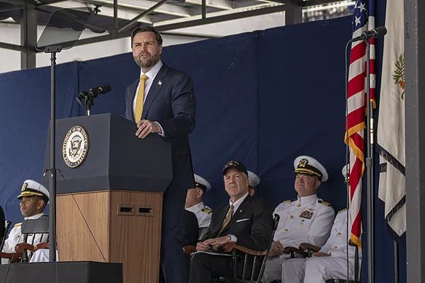 美国海军学院在海军陆战队体育场举行毕业典礼,副总统万斯发表讲话 美国海军学院在海军陆战队体育场举行毕业典礼,副总统万斯发表讲话