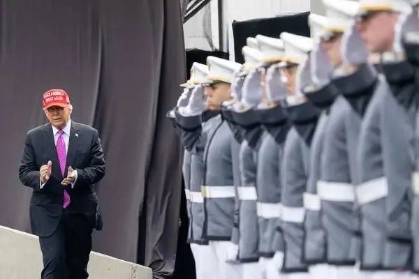 美国总统特朗普抵达西点军校,准备在2025届毕业典礼上发表致辞 美国总统特朗普抵达西点军校,准备在2025届毕业典礼上发表致辞