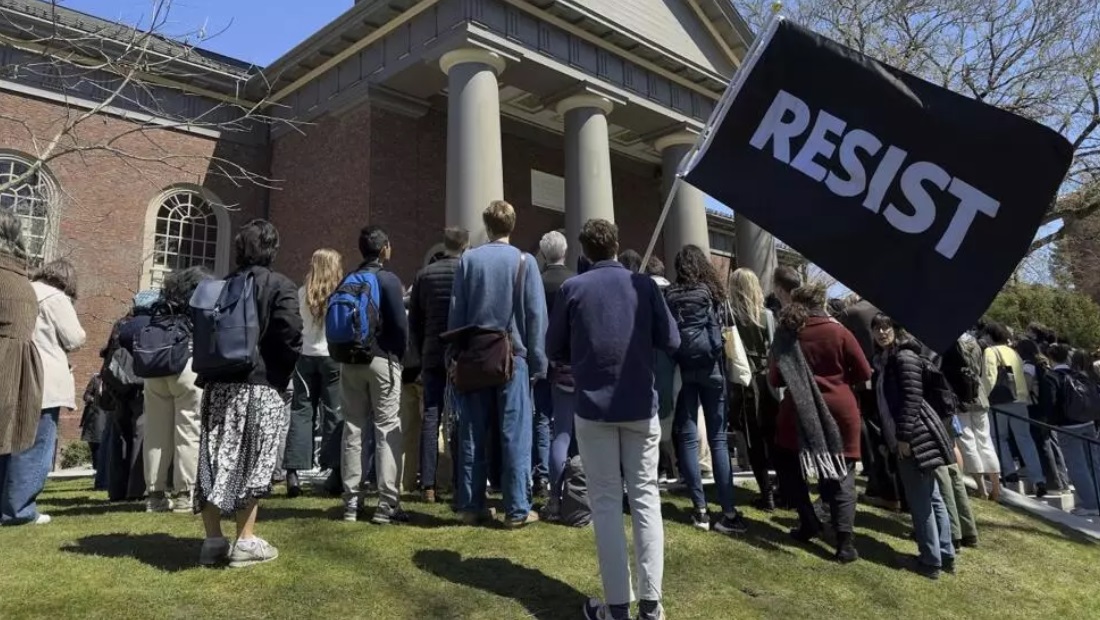 美国联邦地方法官6月5日颁布临时限制令,阻止特朗普政府执行4日颁布的对哈佛大学国际学生实行签证限制 ... 美国联邦地方法官6月5日颁布临时限制令,阻止特朗普政府执行4日颁布的对哈佛大学国际学生实行签证限制 ...