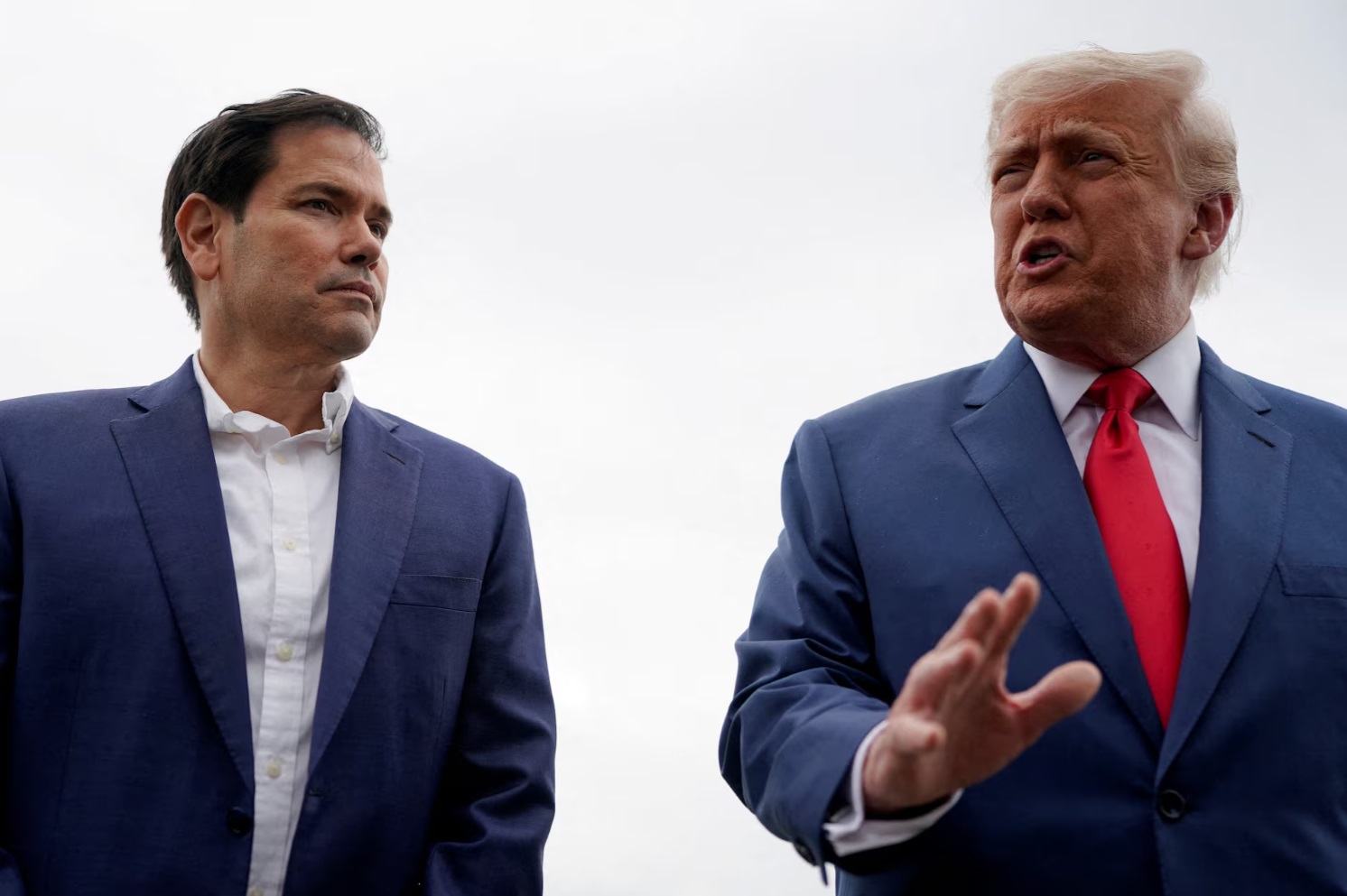 美国总统唐纳德·特朗普与美国国务卿马尔科·卢比奥在美国新泽西州莫里斯敦市立机场站在一起 ... 美国总统唐纳德·特朗普与美国国务卿马尔科·卢比奥在美国新泽西州莫里斯敦市立机场站在一起 ...