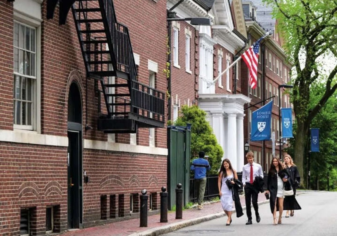 学生走在美国马萨诸塞州剑桥的哈佛大学校园内 学生走在美国马萨诸塞州剑桥的哈佛大学校园内