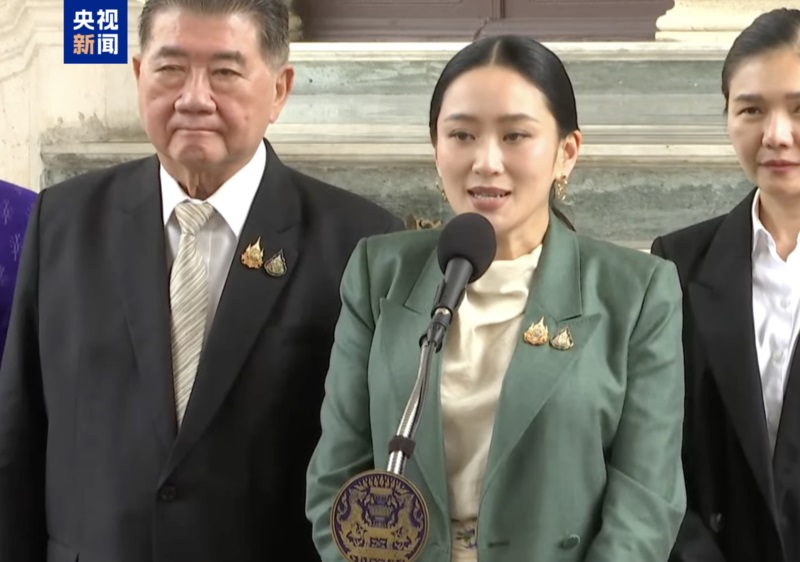 7月1日,佩通坦在总理府表示接受宪法法院裁定 7月1日,佩通坦在总理府表示接受宪法法院裁定