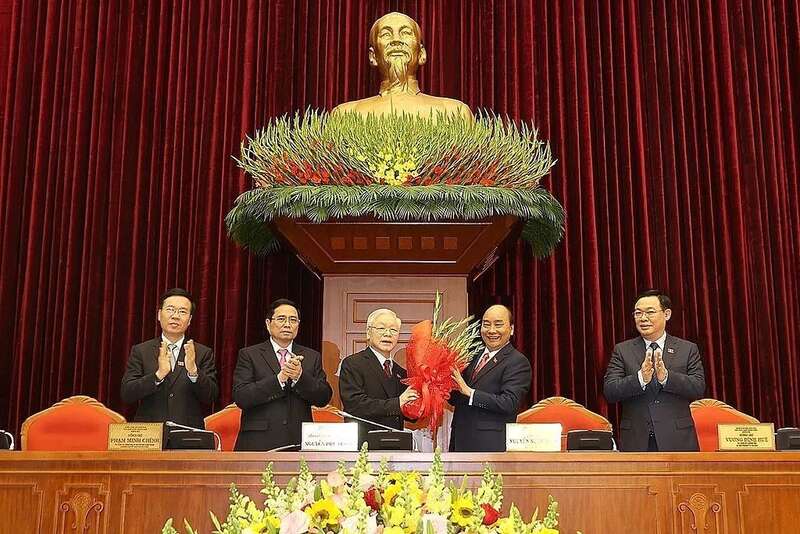 阮春福(右二)、 王廷惠(右一)、范明政(左二)和武文赏(左一)祝贺阮富仲(中左)连任越共中央委员会总书记 ... 阮春福(右二)、 王廷惠(右一)、范明政(左二)和武文赏(左一)祝贺阮富仲(中左)连任越共中央委员会总书记 ...