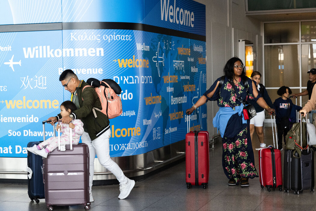 乘坐国际航班抵达肯尼迪机场的旅客 乘坐国际航班抵达肯尼迪机场的旅客