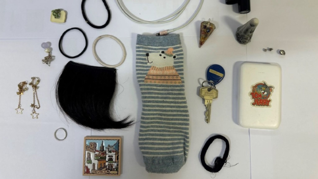 一个装有受害者物品,包括珠宝和衣物等作为纪念品 一个装有受害者物品,包括珠宝和衣物等作为纪念品