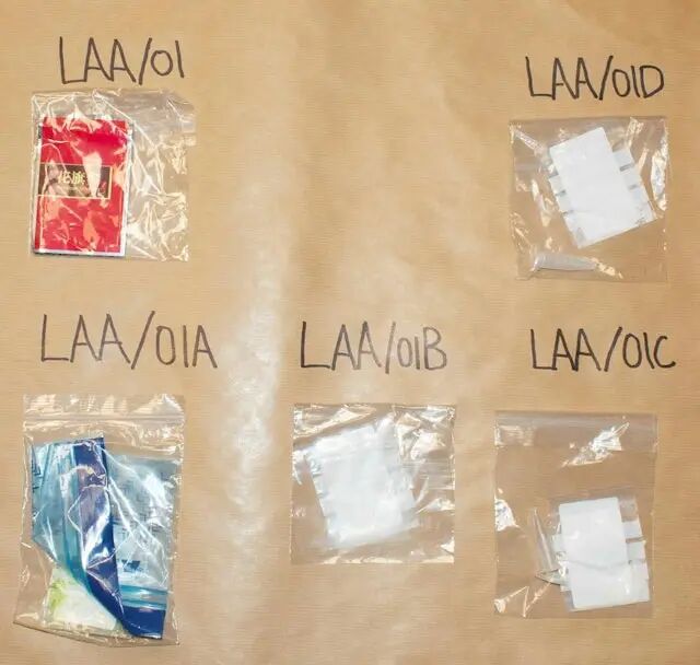 一个装有受害者物品,包括珠宝和衣物等作为纪念品 一个装有受害者物品,包括珠宝和衣物等作为纪念品