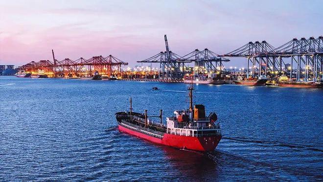 一艘海轮驶入广西钦州港装卸货物