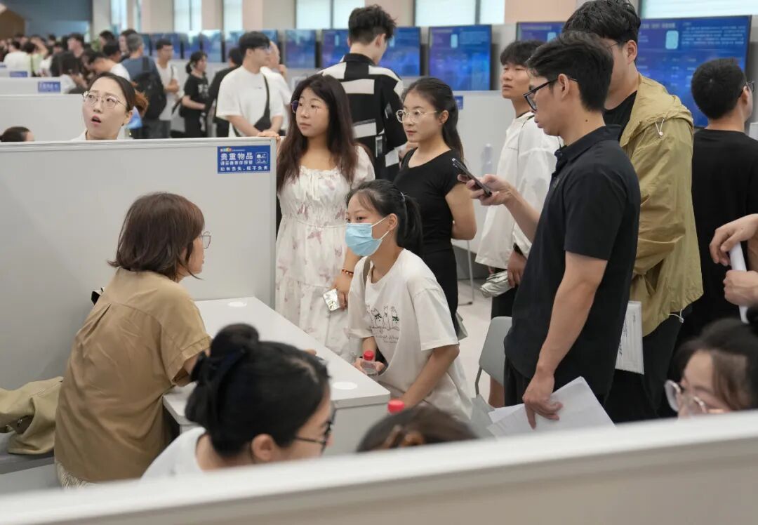 杭州市举行的人工智能专场招聘会吸引了大量人才 杭州市举行的人工智能专场招聘会吸引了大量人才