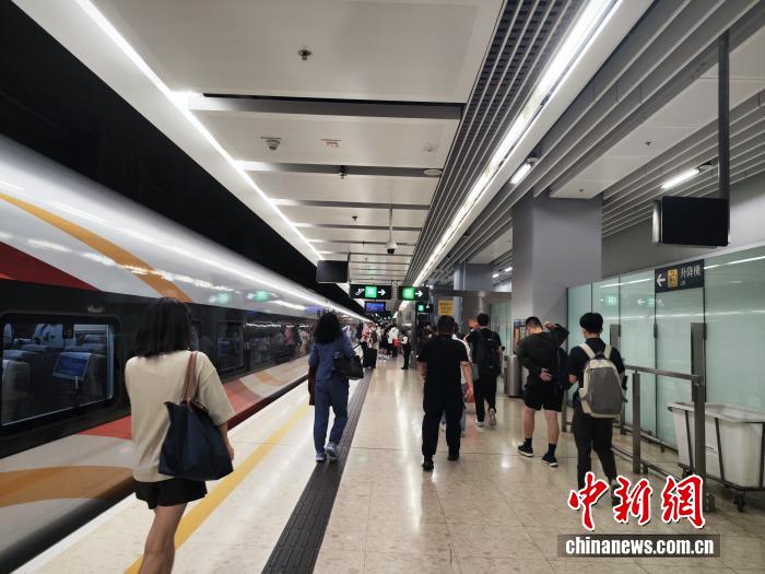 列车到达香港西九龙站,旅客正在出站 列车到达香港西九龙站,旅客正在出站