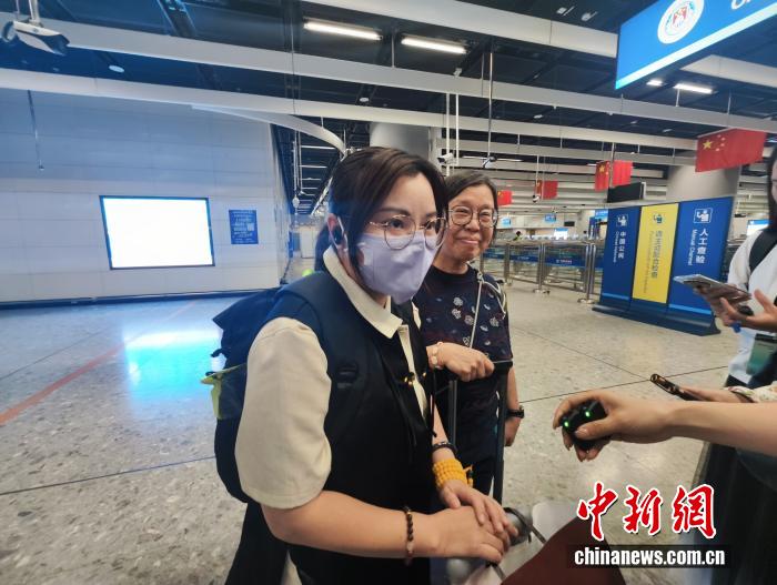 香港游客彭女士、郑女士准备搭乘广深港列车前往广州 香港游客彭女士、郑女士准备搭乘广深港列车前往广州