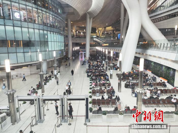 香港西九龙站候车大厅,旅客正在等待 香港西九龙站候车大厅,旅客正在等待