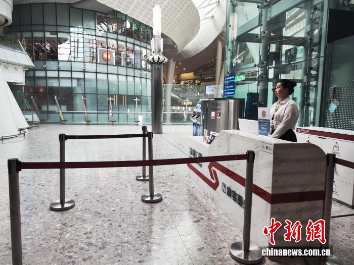 香港西九龙站的旅客服务台 香港西九龙站的旅客服务台