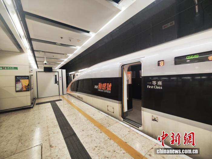 自香港西九龙站开往深圳北站的“动感号”列车已蓄势待发 自香港西九龙站开往深圳北站的“动感号”列车已蓄势待发