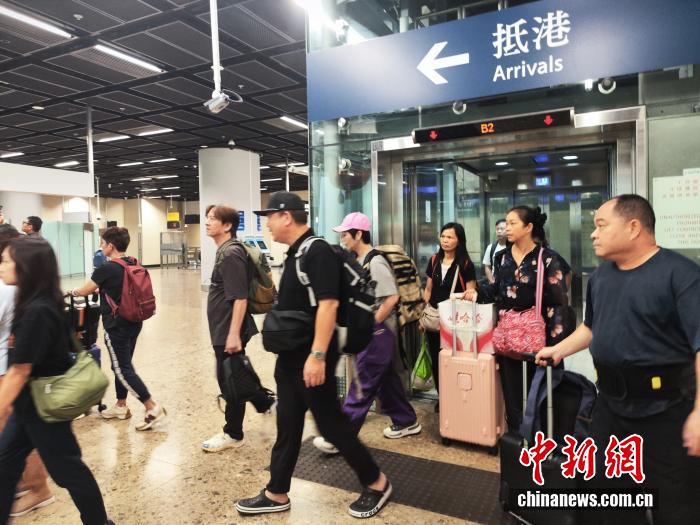 香港西九龙站,“满载而归”的旅客正在出站 香港西九龙站,“满载而归”的旅客正在出站