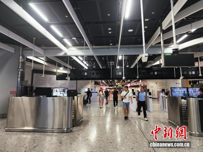 香港西九龙站,预备接受出入境查验的旅客 香港西九龙站,预备接受出入境查验的旅客