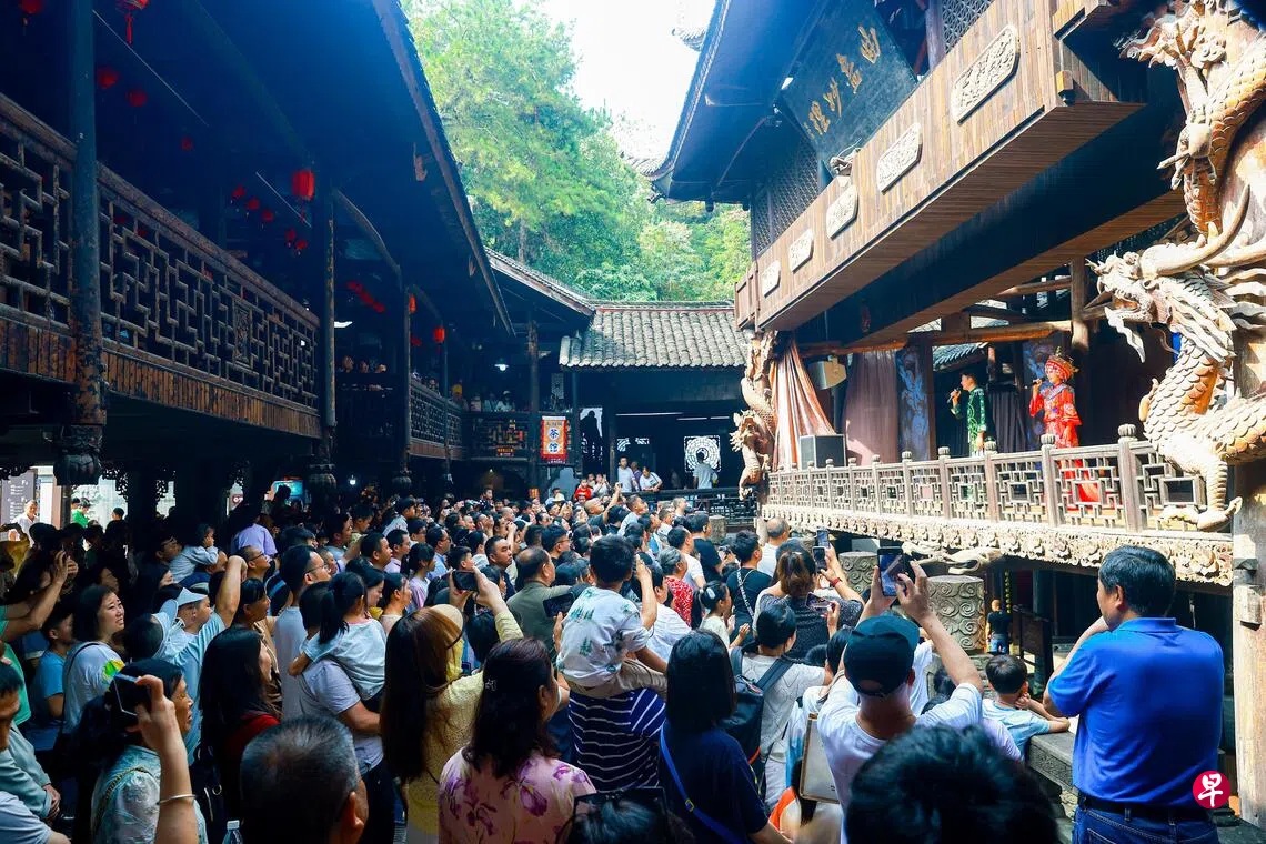 游客星期天(10月5日)在湖北恩施土司城景区游玩 游客星期天(10月5日)在湖北恩施土司城景区游玩