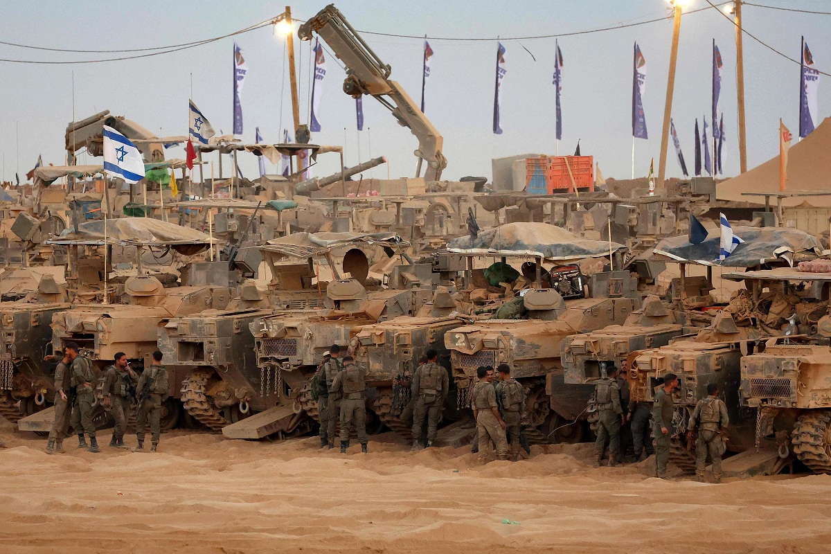 10月10日以色列的步兵战车结集在加沙边境围栏附近 10月10日以色列的步兵战车结集在加沙边境围栏附近