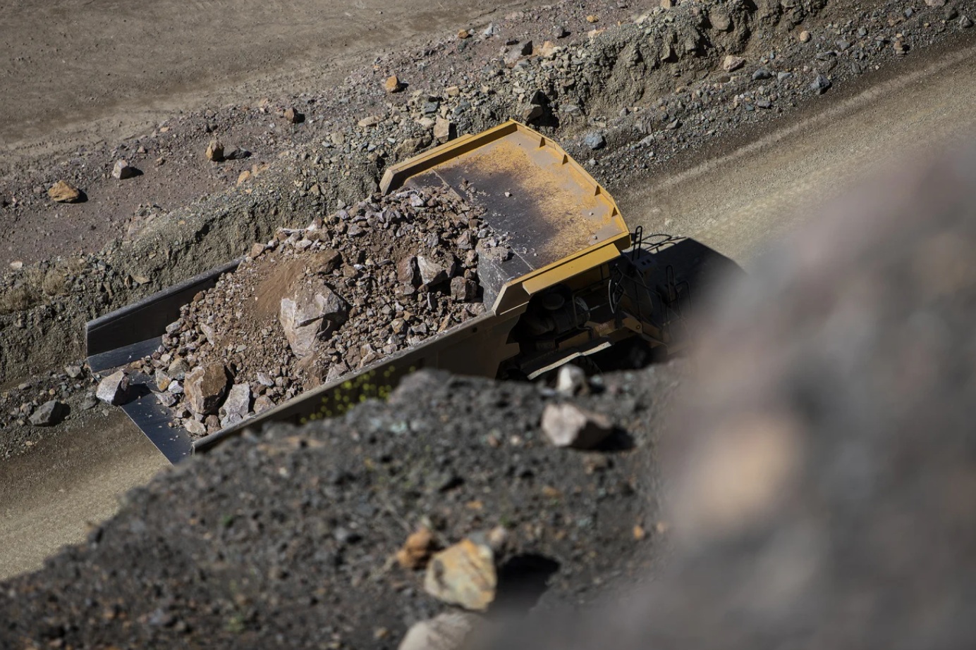 一辆自卸卡车在加利福尼亚州芒廷帕斯市 MP Materials 运营的芒廷帕斯矿场的矿坑内运送原矿 ... 一辆自卸卡车在加利福尼亚州芒廷帕斯市 MP Materials 运营的芒廷帕斯矿场的矿坑内运送原矿 ...