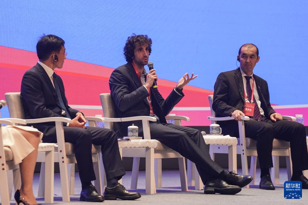 在“世界市长对话·景德镇暨2025景德镇论坛”现场,与会嘉宾参加圆桌对话 在“世界市长对话·景德镇暨2025景德镇论坛”现场,与会嘉宾参加圆桌对话