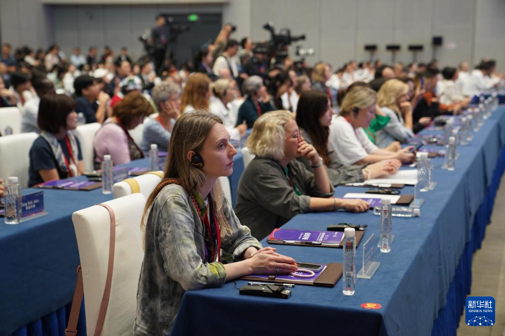 嘉宾在“世界市长对话·景德镇暨2025景德镇论坛”现场听会 嘉宾在“世界市长对话·景德镇暨2025景德镇论坛”现场听会